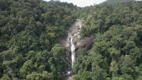 vuelo aéreo a la cascada de telaga tujuh en el exuberante bosque verde de malasia