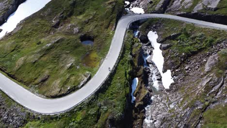 Einsamer-Und-Alter-Radfahrer-In-Den-Bergen