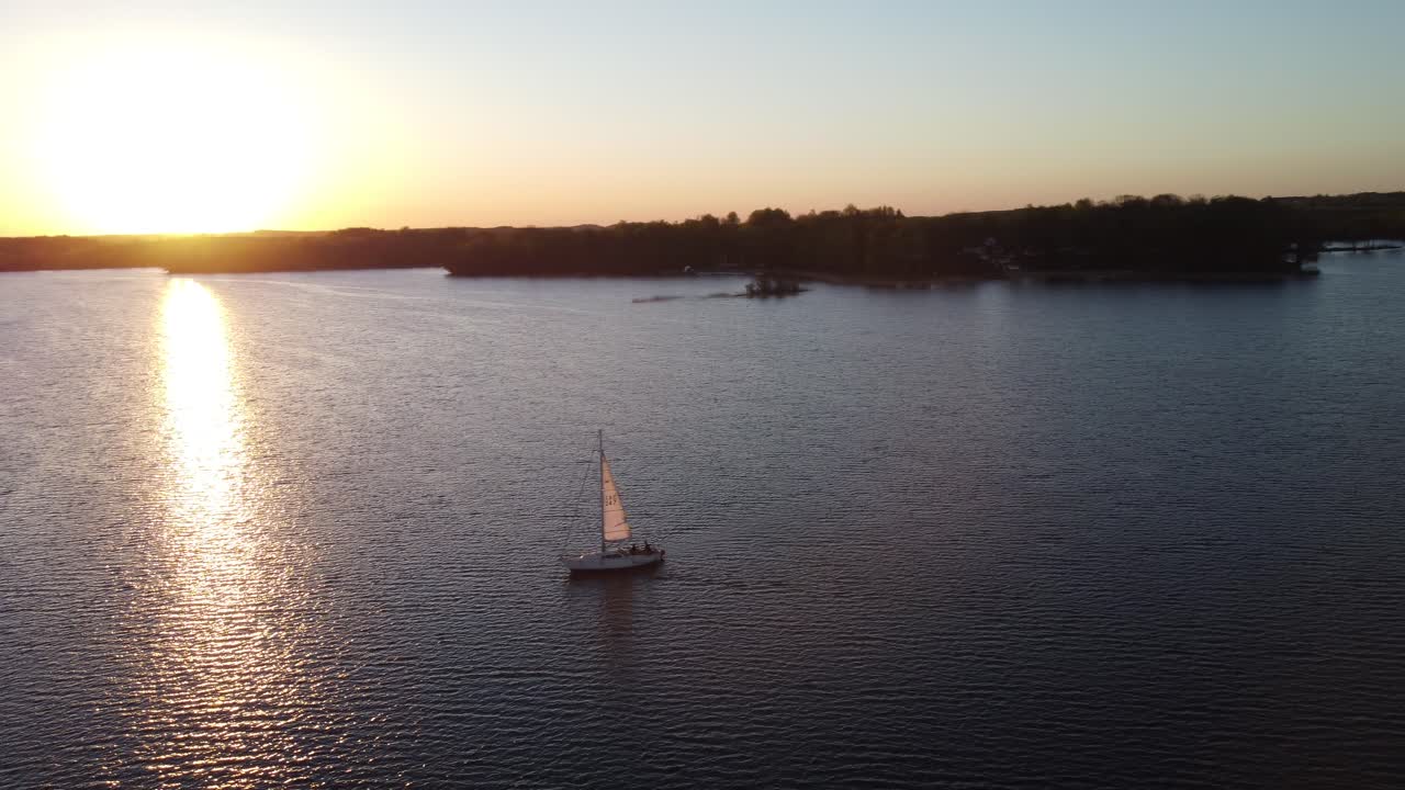 yacht a vela solitario sul lago al tramonto