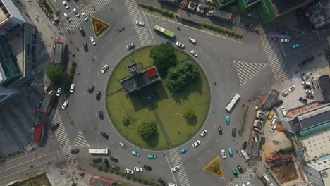 vuelo de día soleado sobre el centro de la ciudad de changsha tráfico círculo de la calle panorámica aérea de arriba hacia abajo 4k china