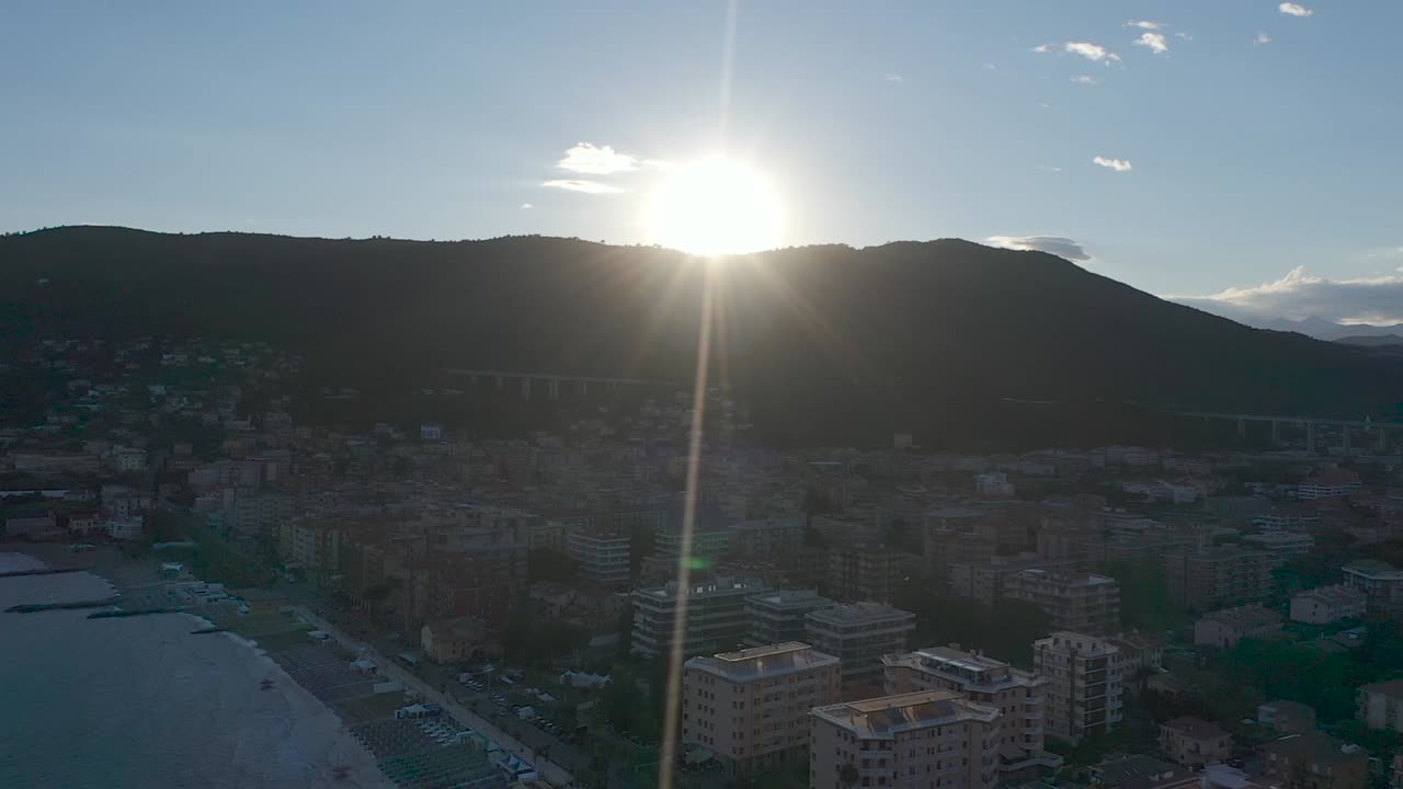 Tomada de drone revelando a costa da Ligúria e a cidade de Andora