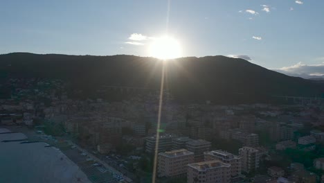 disparo de drone que revela la costa de liguria y la ciudad de andora