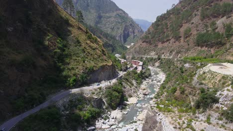 toma de drone de una pequeña carretera y río en himachal pradesh cerca de manali, kasol-5