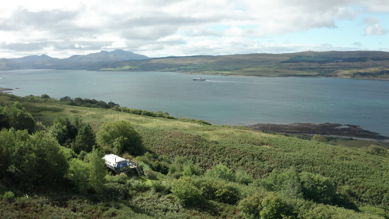 공중 - 스코틀랜드 서해안에 있는 현대적인 알루미늄 캐빈 주택