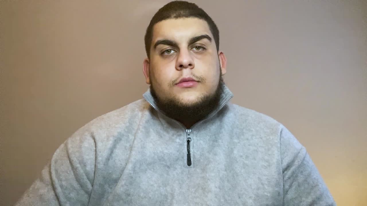 카메라를 직접 보면서 열심히 듣는 젊은 대학생