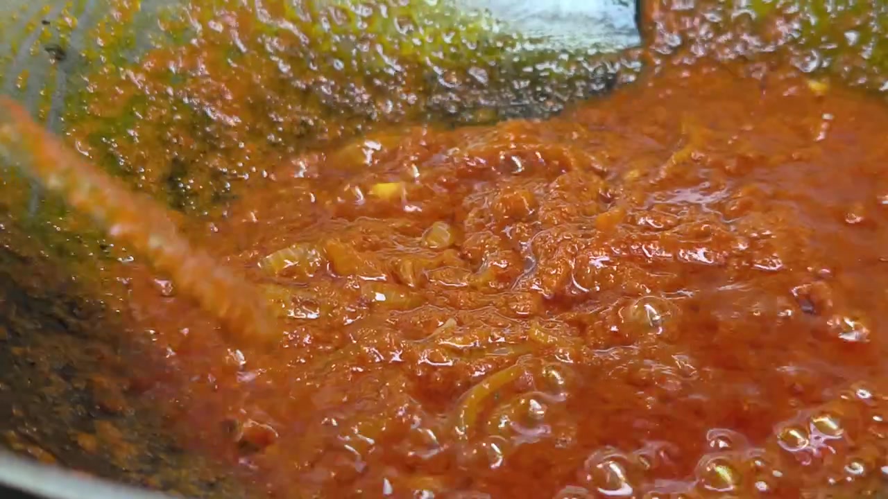 La tradizionale pasta di peperoncino rosso viene fritta con acciughe e cipolle in una padella calda. Questo aromatico sambal malese è un contorno saporito e popolare