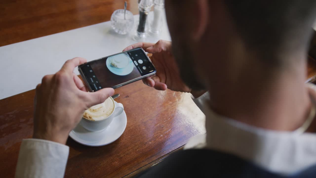 joven profesional en una cafetería
