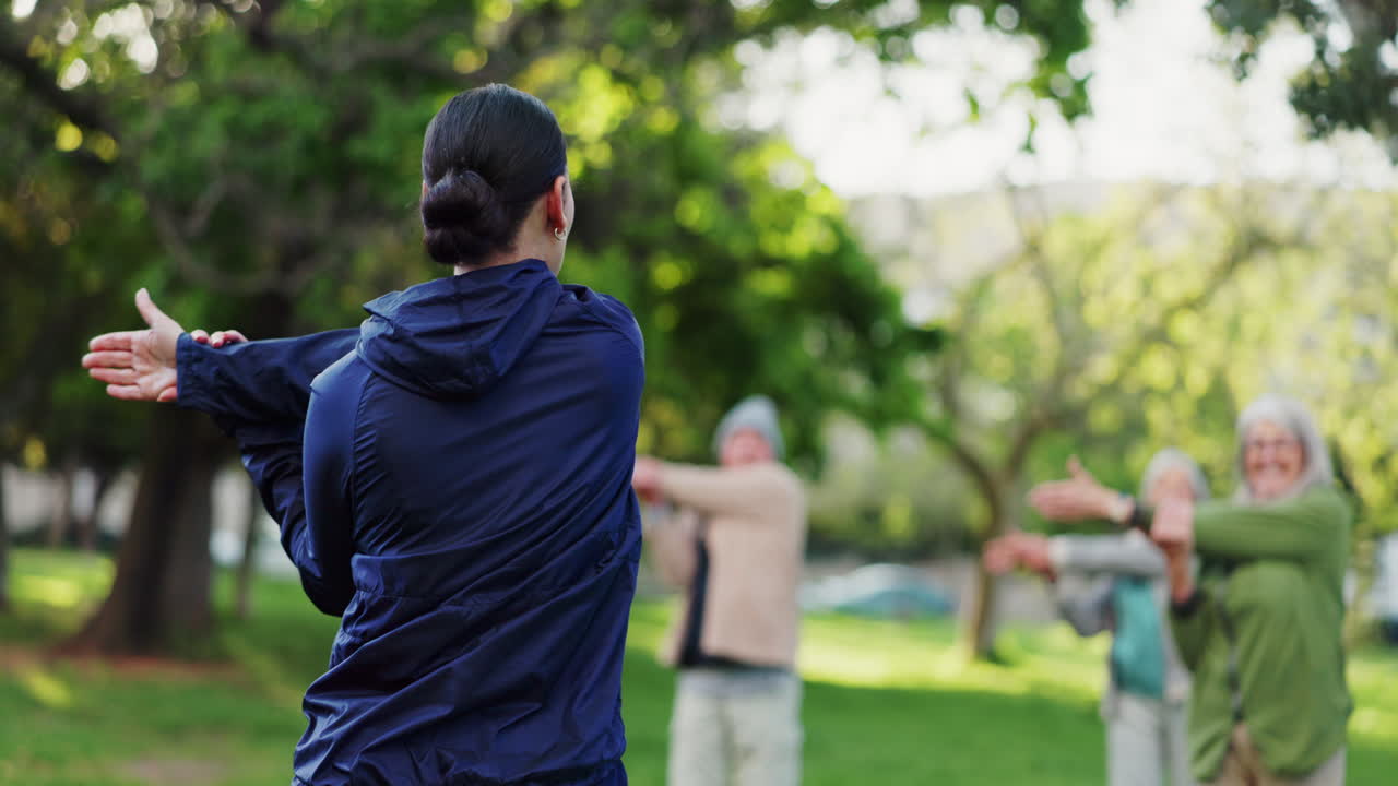 여성, 개인 트레이너 및 자연에서 스트레칭