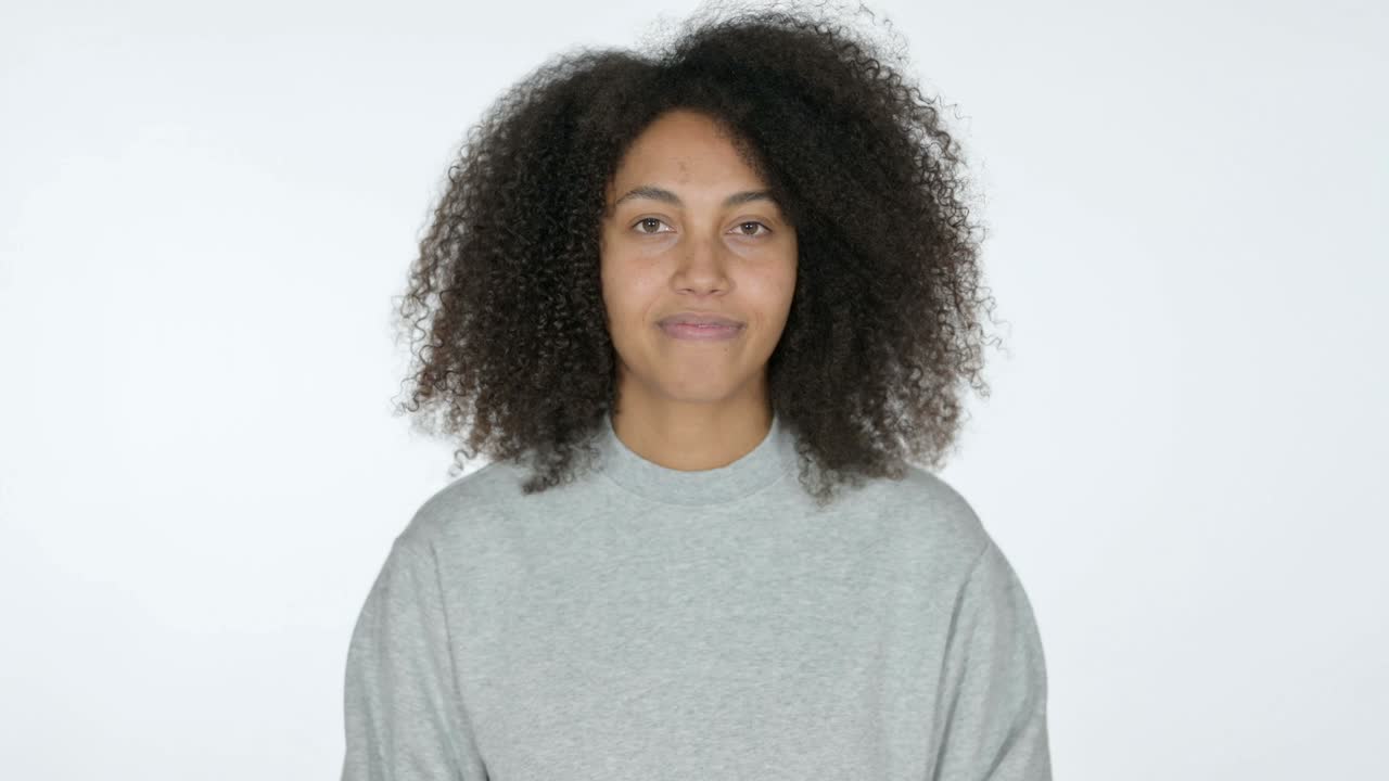 signo de victoria por una joven africana, fondo blanco