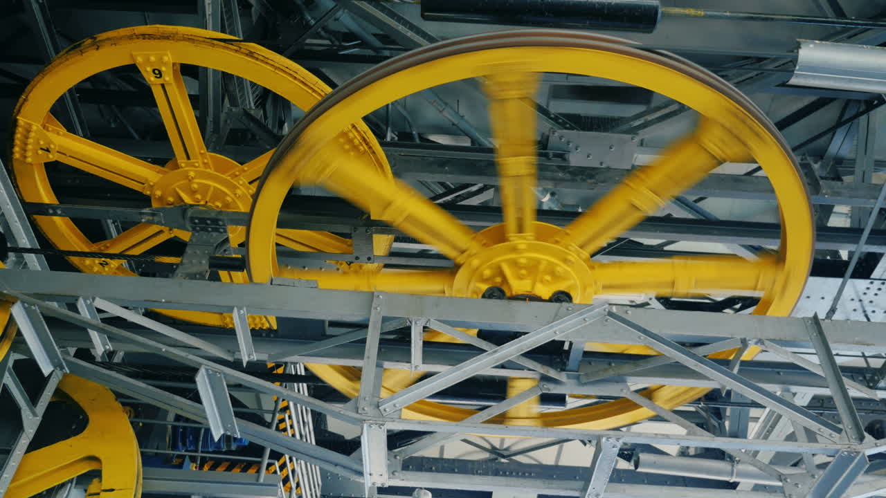 enormes ruedas del mecanismo interno de un funicular