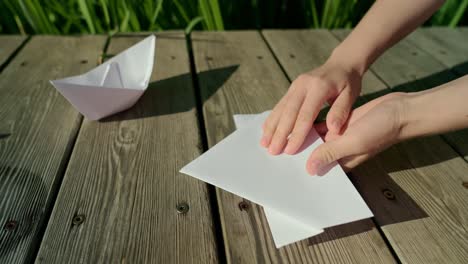 elaboración de figuras de origami con papel blanco.