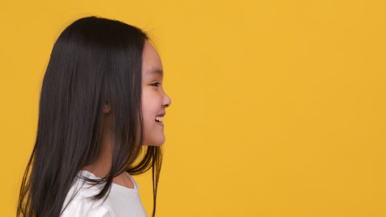 손으로 몸짓을 하는 소녀