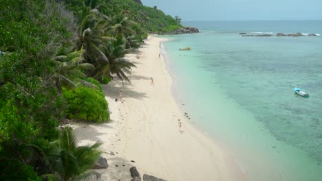 Landschaften-Auf-Den-Seychellen,-Die-Natur,-Berge,-Meer,-Meer-Und-Strand-Zeigen,-Massive-Granitfelsen,-Gefilmt-In-4K-Mit-Bewegung