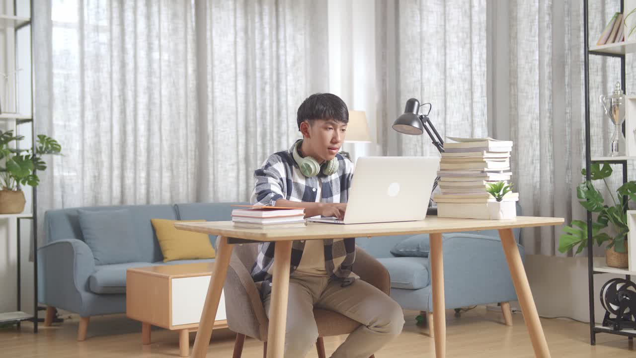 집에서 온라인으로 공부하는 십대