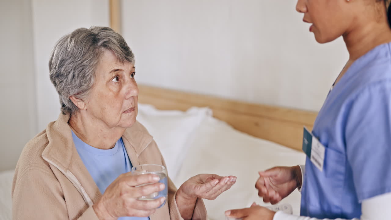 이야기하는, 보살하는 또는 약을 가진 은 여자