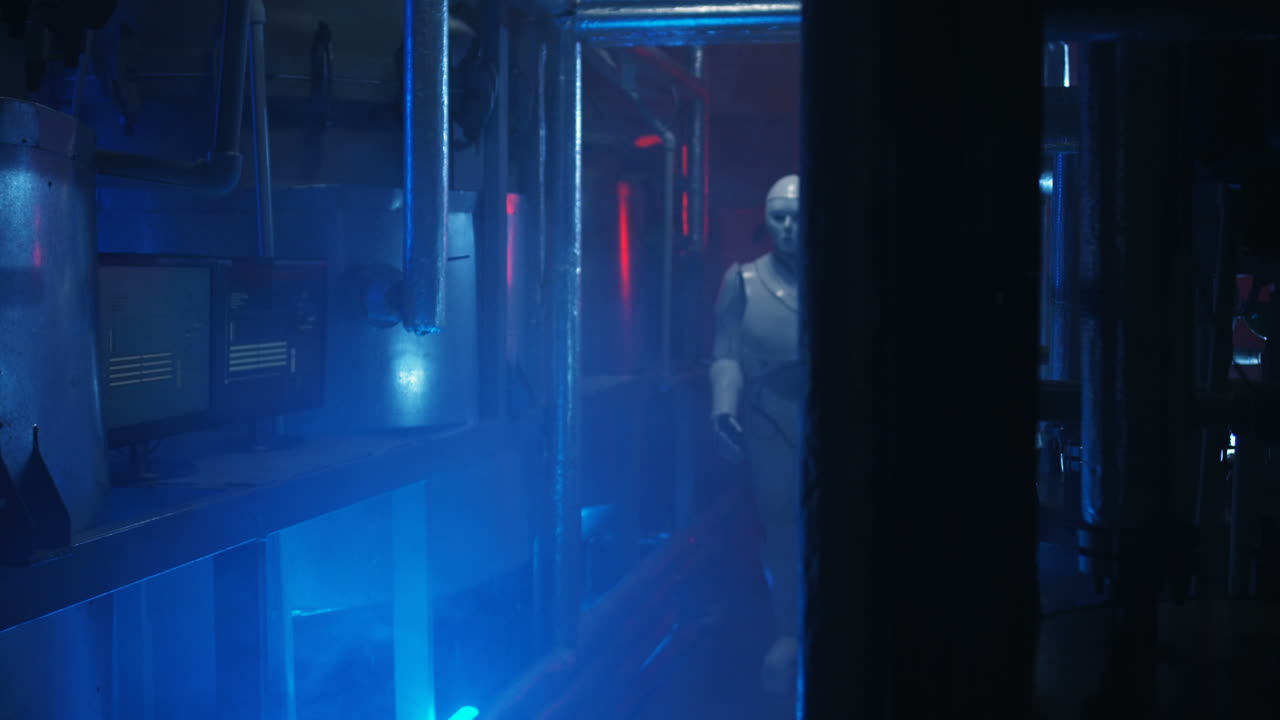 robot en un entorno industrial futurista