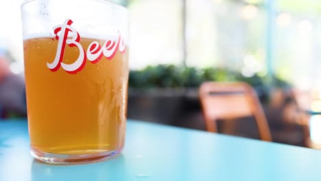 dos vasos de cerveza en una mesa azul