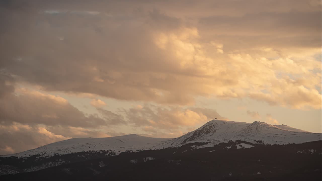 불가리아 소피아 근처의 비토샤 산 위로 움직이는 구름의 시간 경과