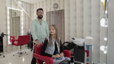estilo profesional. mujer hermosa sentada en una silla y lista para un nuevo corte de pelo