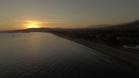 Drone-Volando-Sobre-El-Océano-De-Santa-Bárbara-Viendo-La-Vibrante-Puesta-De-Sol