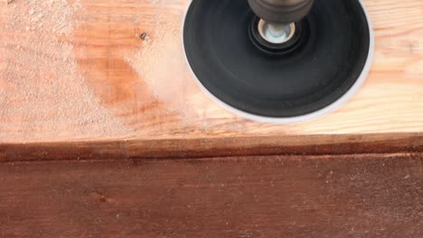un carpintero muele una superficie de madera utilizando equipos de vista superior. carpintería de cerca enfoque selectivo.