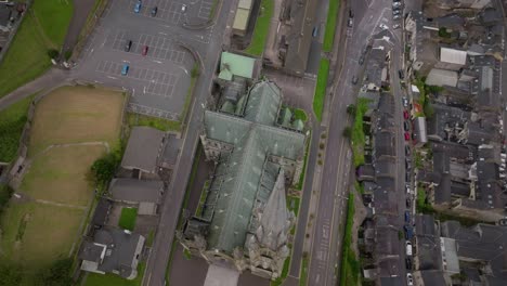 St.-Colman&#39;s-Cathedral,-Cobh,-Nahaufnahme-Von-Oben-Nach-Unten,-Luftaufnahme