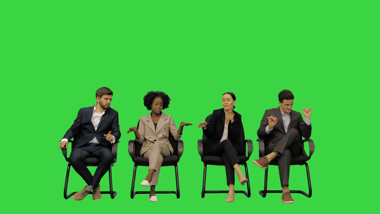 젊은 사무실 직원들이 휴식시간에 재미를 느끼고, 녹색 스크린, 크로마 키에서 음악을 흔들고 있습니다.