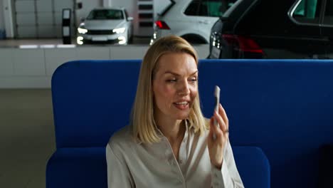 mujer en un concesionario de coches