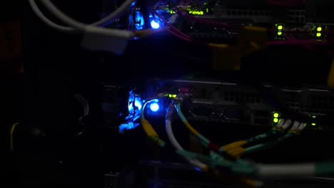 conectores de servidor de datos posteriores con cables de conexión de fibra óptica en instalaciones en la nube, primer plano de enfoque en rack