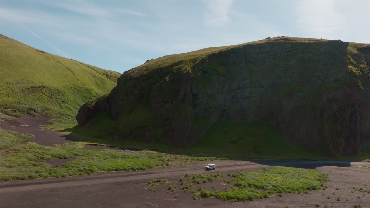 4x4 자동차가 여름에 hjörleifshöfði의 yoda 동굴에서 도로로 이동하는 항공 영상