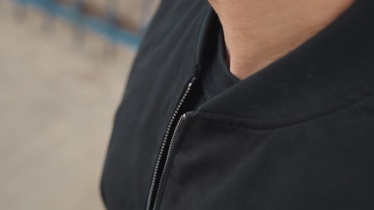 hombre ajustándose el cuello, primer plano de un hombre ajustándose el cuello en el exterior, primer plano de un hombre ayudando a ajustar el cuello de la chaqueta en el exterior, primer plano de un hombre ayudando a ajustar el cuello de su chaqueta en el exterior con ropa informal