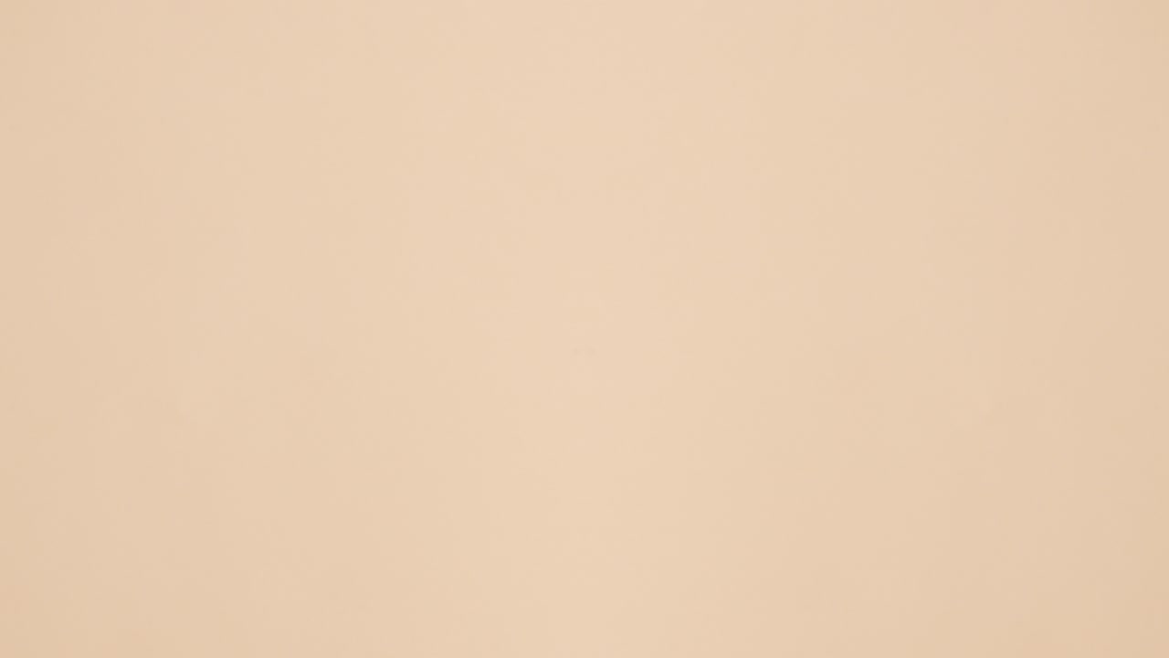 aparecen libros vintage de tapa dura y hacen un marco con espacio de copia en fondo beige.