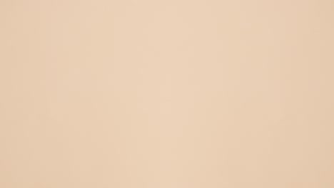 aparecen libros vintage de tapa dura y hacen un marco con espacio de copia en fondo beige.