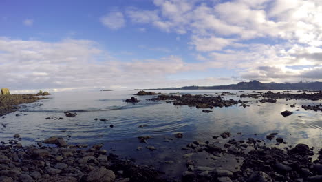 阿拉斯加科迪亞克島的海水,岩石和天空