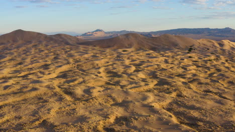 Moviéndose-Lentamente-Hacia-Atrás-Para-Revelar-El-Paisaje-De-Textura-Arenosa-Alrededor-De-Las-Dunas-De-Kelso-En-El-Desierto-De-Mojave