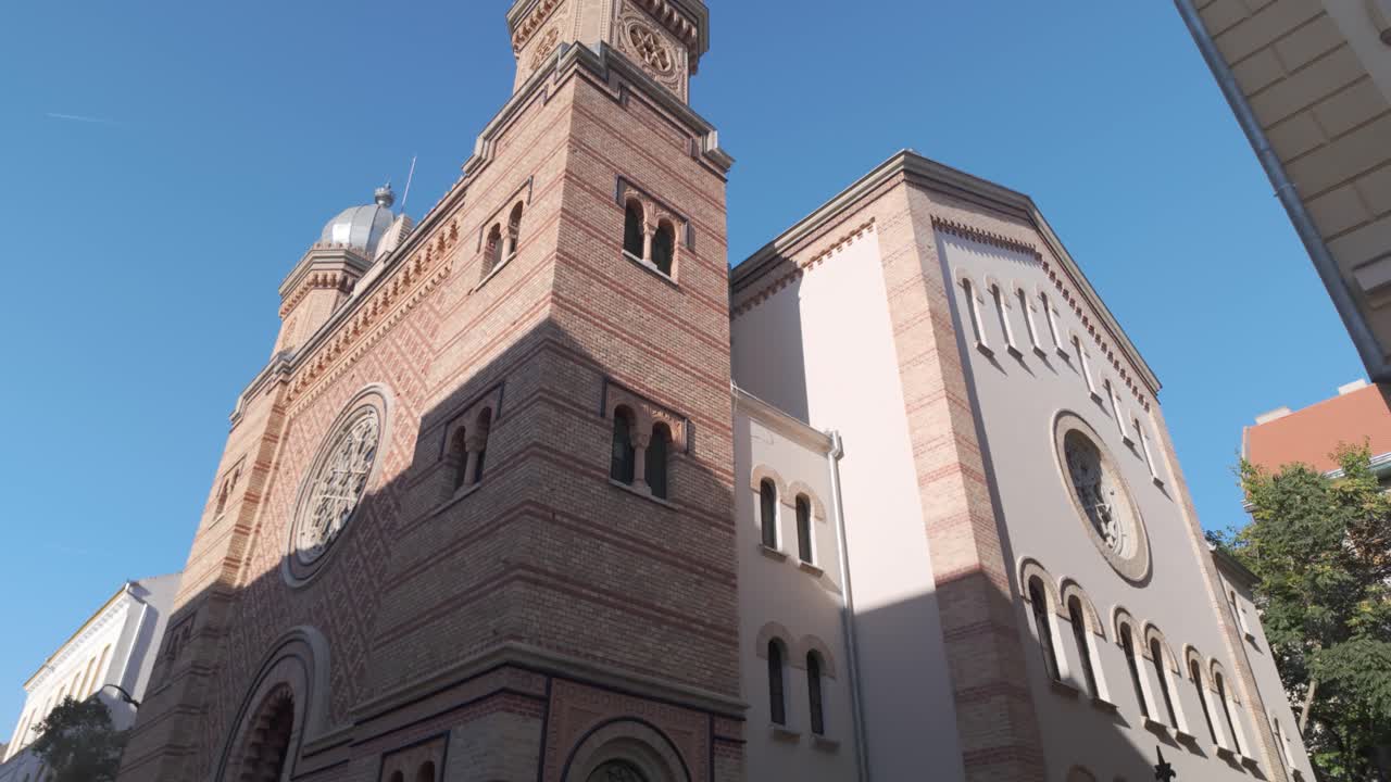 Scenic view of Timisoara’s Cetate Synagogue, showcasing the cultural and architectural heritage of the Jewish landmark