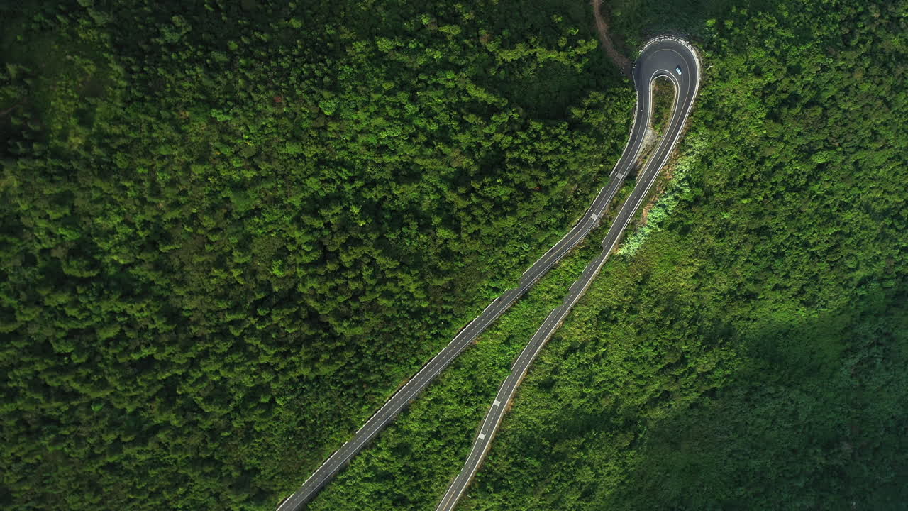 자연 어머니와 함께 조용한 드라이브를 하는 것