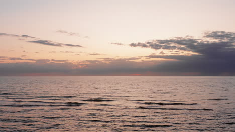 La-Playa-De-La-Isla-Neeltje-Jans,-Los-Países-Bajos-Durante-La-Puesta-De-Sol-En-Verano