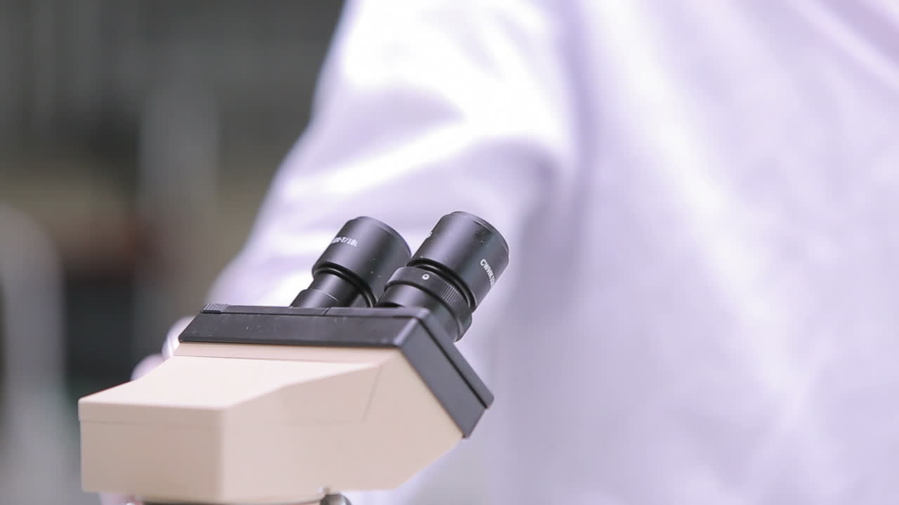 현미경을 통해 보는 학생