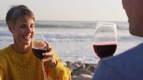 Pareja-Bebiendo-Vino-Junto-Al-Mar