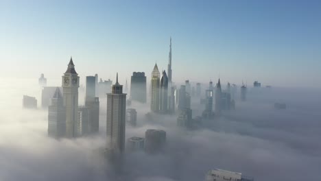 Ciudad-De-Dubai-Bajo-Una-Nube-De-Niebla-Espesa