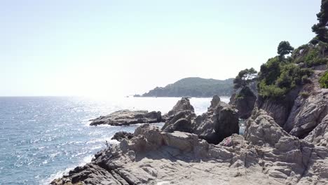 Drohnenaufnahmen-Einer-Versteckten-Bucht-Von-Lloret-De-Mar-Mit-Strahlender-Sonne