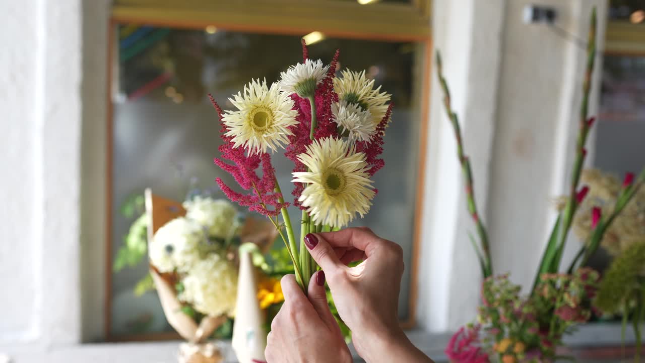 Donna che compone un bouquet di fiori