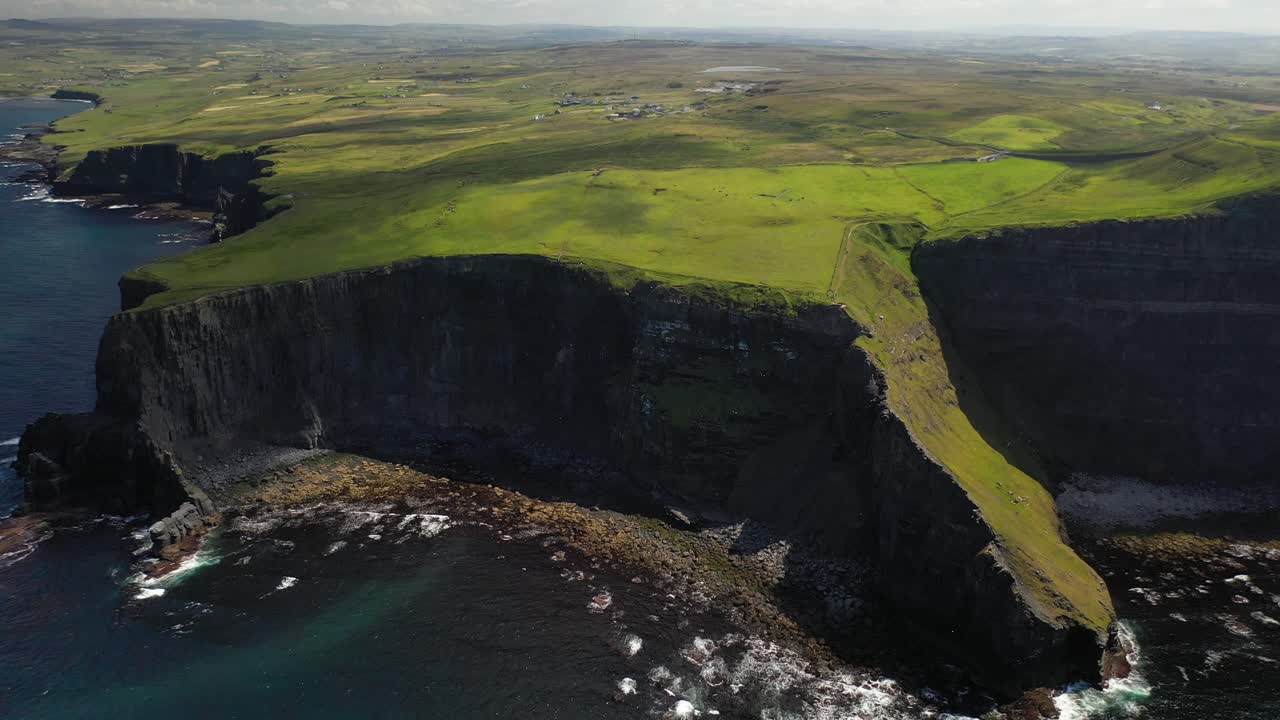 acantilados del paisaje de moher a lo largo de la costa atlántica de irlanda, alta distancia aérea