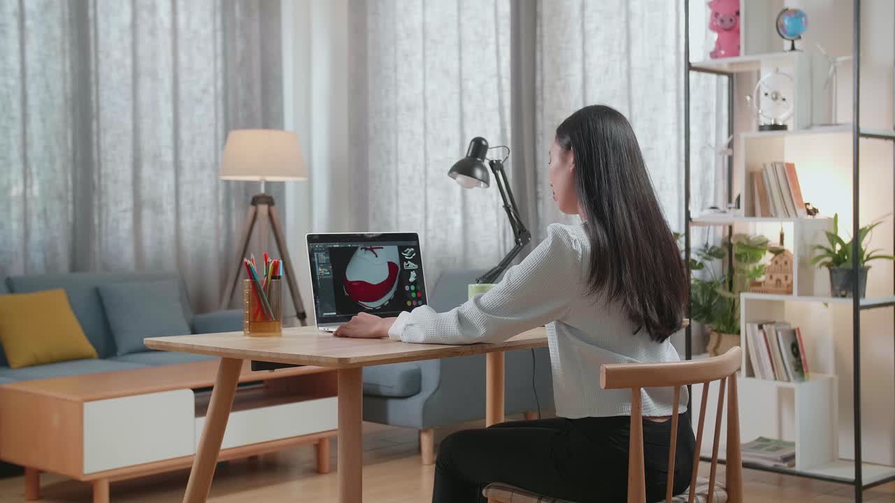 가정 사무실에서 노트북으로 일하는 여성