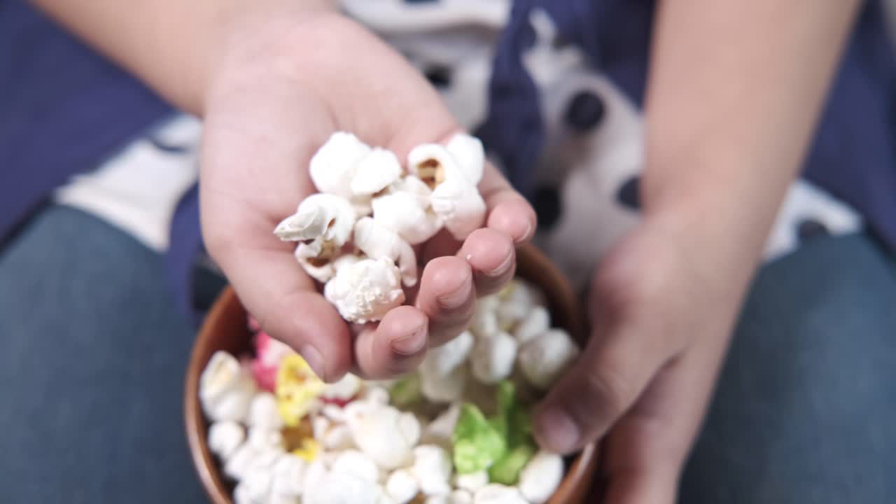niño comiendo palomitas de maíz