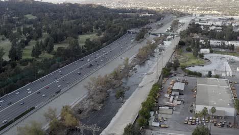 autopista de los ángeles a través del centro de atwater village, vista aérea