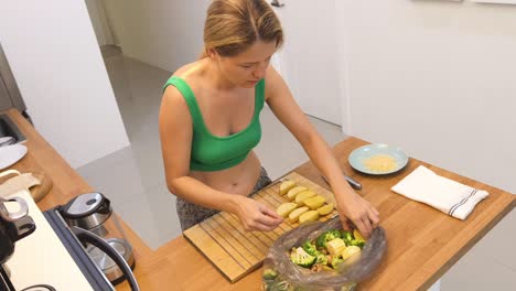 mujer preparando verduras asadas