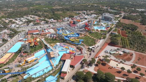 Große-Wellenbecken-Und-Rutschen,-Die-Sich-Um-Den-Wasserpark-An-Der-Algarve-In-Portugal-Schlängeln