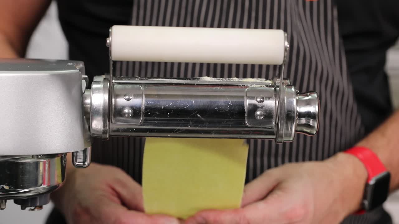 집에서 파스타를 만드는 것